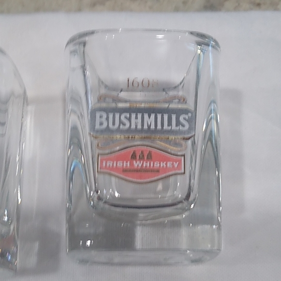 Set Of 4 The Old Bushmills Distillery Irish Whiskey Square Shot Glasses - Picture 3 of 7